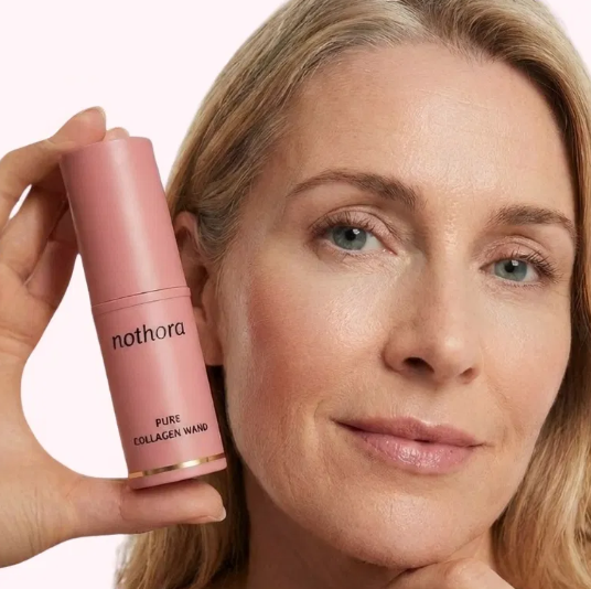 Luxury Skincare Brands - ピンク色の携帯用多機能美容スティック。ノトーラのピュアコラーゲン美容スティックで、40代以上の女性のための、肌の保湿、シワの改善、肌の修復を目的とした製品。